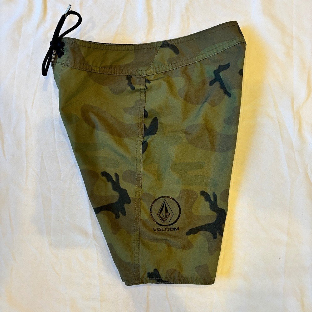 Volcom Boys Board Shorts Camo Print Size 25 Youth Swim Trunks Surf Skate